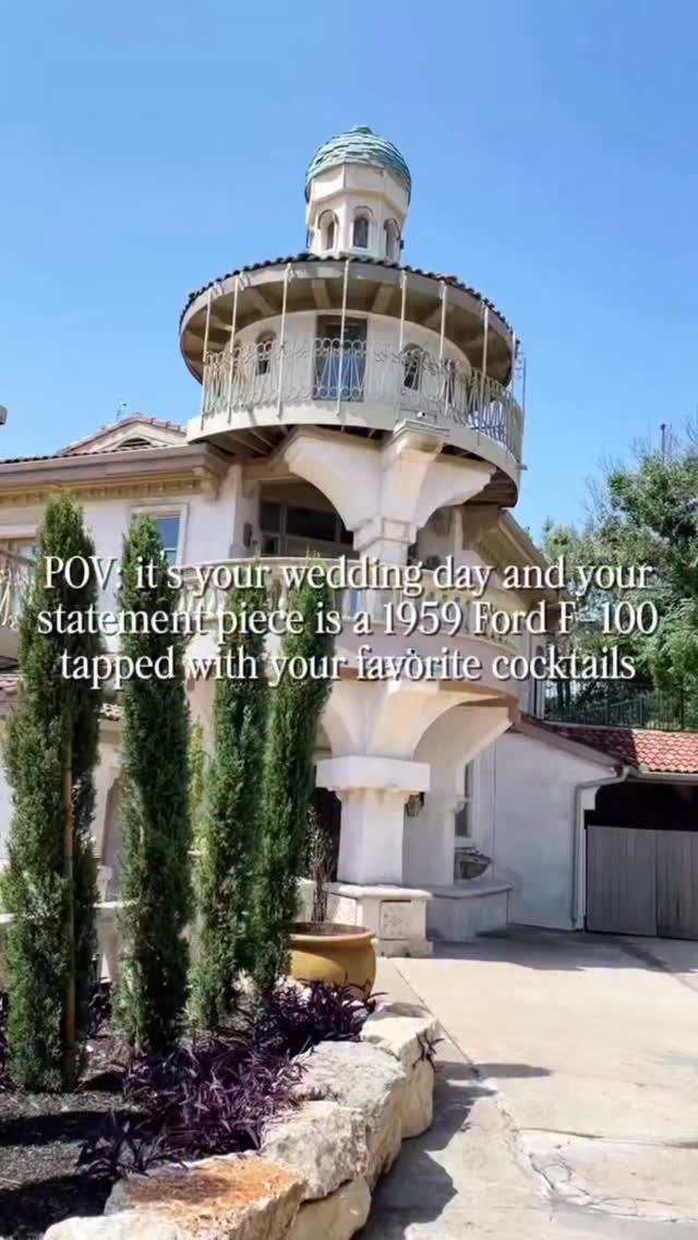 Where timeless style meets your favorite cocktails—right at the heart of your big day 🥂
#atx #atxwedding #atxweddingvendor #taptruck #explorepage