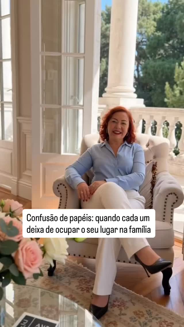 Às vezes você não está “exagerando”.
Você só está cansado de ocupar um lugar que nunca foi seu.
Tem gente que aprendeu a ser mediador.
Outros, o forte da casa.
Alguns, o invisível que não dá trabalho.
Outros, o responsável por manter todos emocionalmente estáveis.
E isso foi chamado de maturidade.
Mas pode ter sido apenas adaptação.
A pergunta não é se você ama sua família.
A pergunta é:
você precisou deixar de ser quem era para manter esse amor?
Confusão de papéis não começa na maldade.
Começa na necessidade de sobrevivência emocional.
Agora me conta 👇
Qual papel você sente que assumiu cedo demais na sua história?
#psicologiasistêmica #confusãodepapéis #Família #lealdadesinvisíveis #autoconhecimento