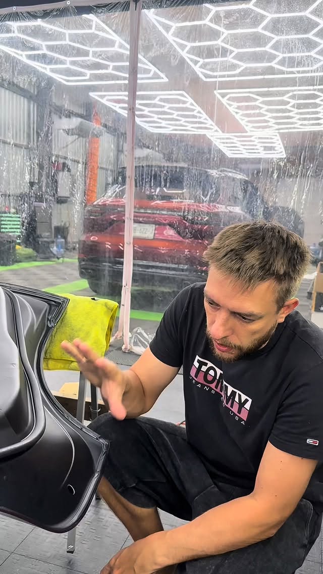 Proceso de cambio de color con vynil en esta puerta de Porsche Cayenne Turbo.
Si te interesa algo así para tu auto mándanos mensaje te cotizamos a tu gusto.
#ppf #cancun #detailing #carcare #xpel