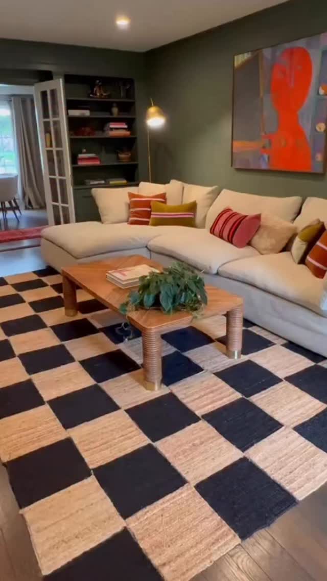 The beauty of layering your fave vintage rugs over a simple jute? Yup-you can switch up sizes & moods as often as the wind blows!! 10/10 recommend.
A girl (or guy) can change their mind, right?! 😉✌🏼
#myvintageobsession #thehobbitdoorhouse #vintagerugs #finditstyleit