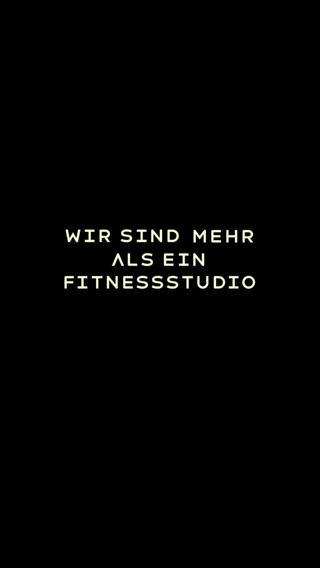 WER WIR SIND 🖤
Wir sind nicht einfach nur ein Fitnessstudio.
Wir sind ein Ort, an dem Menschen anfangen.
Dranbleiben.
Wachsen.
Ein Ort, an dem aus „Ich müsste mal wieder…“
ein „Ich freu mich auf Mittwoch“ wird.
QSC ist kein Raum mit Geräten.
QSC ist ein Raum mit Menschen.
Hier trainierst du nicht allein.
Hier wirst du gesehen. Gepusht. Getragen.
Und genau das macht den Unterschied.
Quarter Sports Club.
More than a gym 🖤
#functionalfitness #community #morethanagym #bremen #fitness