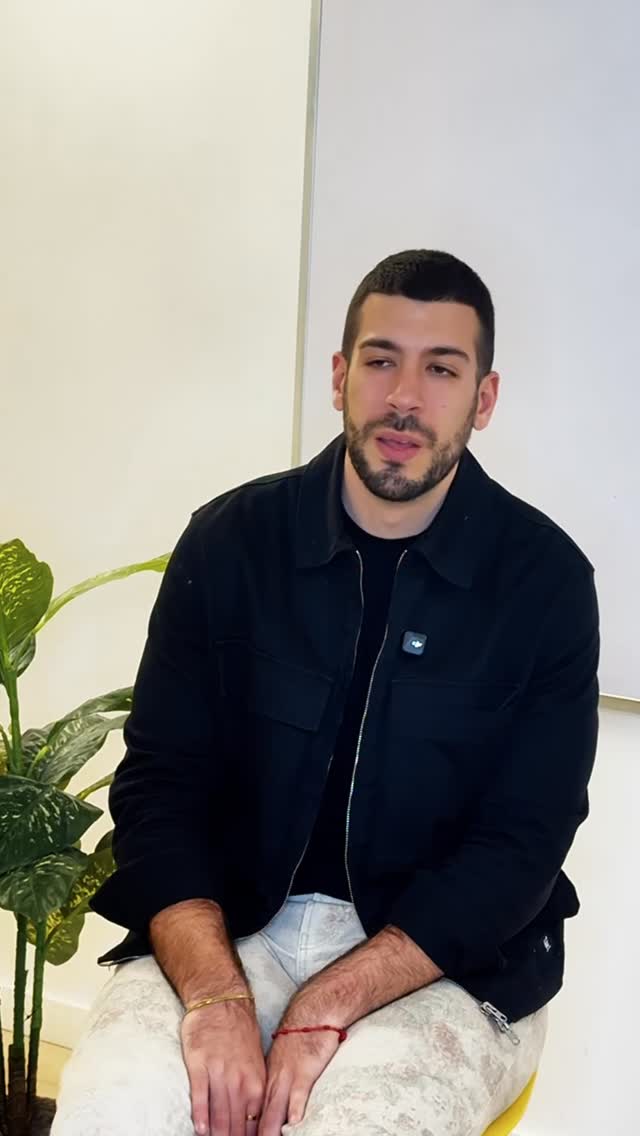 Liderar tiene peajes.
📍Incomprensión: percepción de que nadie entiende tu rol.
📍Soledad: puede influenciar tus relaciones.
📍Tomar decisiones: dar dirección y afrontar la incertidumbre.
📍Gestionar conflictos: ocuparte de situaciones que, a veces, nadie más quiere ocuparse.
Y otros más. Y también sucede con el liderazgo contigo.
Porque asumir el poder y ocuparte del poder que tienes o que te ofrecen, implica esfuerzos. No es algo gratuito, sino que pide de ti.
Por esta razón muchas personas deciden ver el poder pasar. Inhiben su crecimiento y no se responsabilizan de su poder.