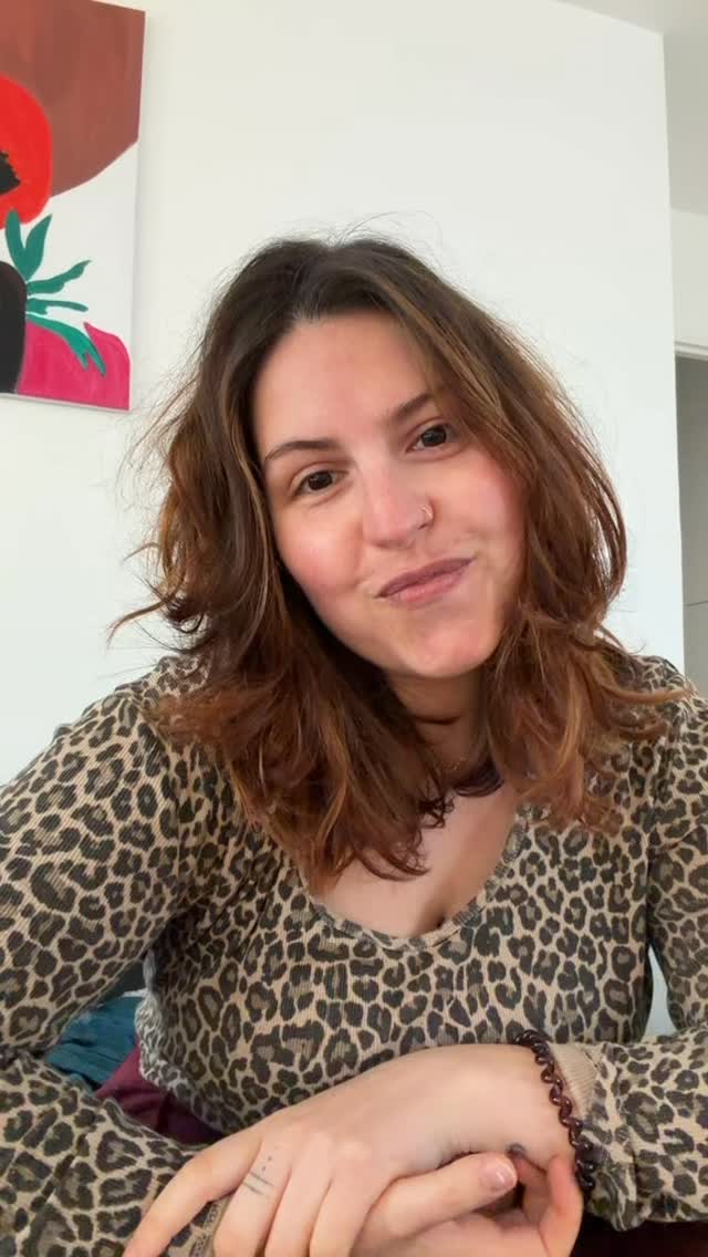 Quelques semaines se sont écoulées depuis l’arrivée de notre petit bout 💕 On savoure chaque instant, les câlins, les nuits (courtes) et les sourires infinis. Merci pour tous vos doux messages, ça me touche énormément ✨ #BabyVibes