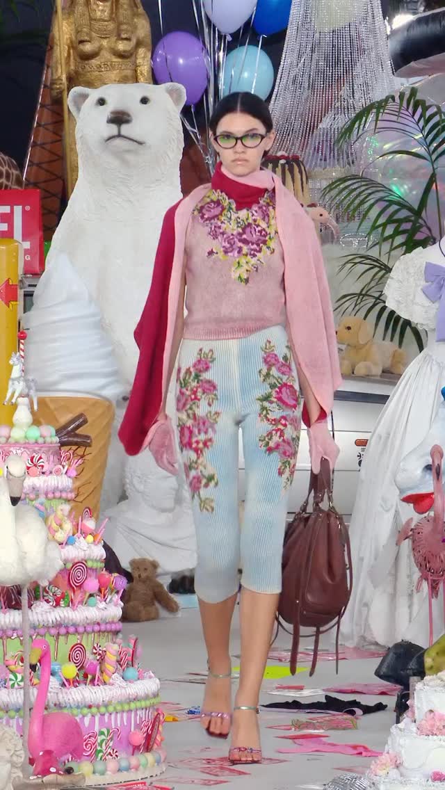 A noite foi longa, o dia amanheceu, e a atitude segue intacta.
No desfile Outono Inverno 2026, a Diesel transforma o “dia seguinte” em narrativa de moda: denim com vincos permanentes, volumes exagerados, brilhos inesperados e construções propositalmente erradas que contam histórias no próprio tecido.
O cenário imersivo, formado por milhares de peças do arquivo da marca, celebrou quase cinco décadas de excesso criativo, upcycling e Successful Living. Nada ali era sobre perfeição, tudo era sobre presença, liberdade e viver sem arrependimentos.
Quer entender cada detalhe desse inverno intenso, subversivo e absolutamente usável?
A matéria completa está no link da bio.
#DieselFW26 #DieselAW26 #RunwayReport #ModaInternacional #FashionWeek DenimLovers Upcycling EstiloSemRegras FashionEditorial Inverno2026