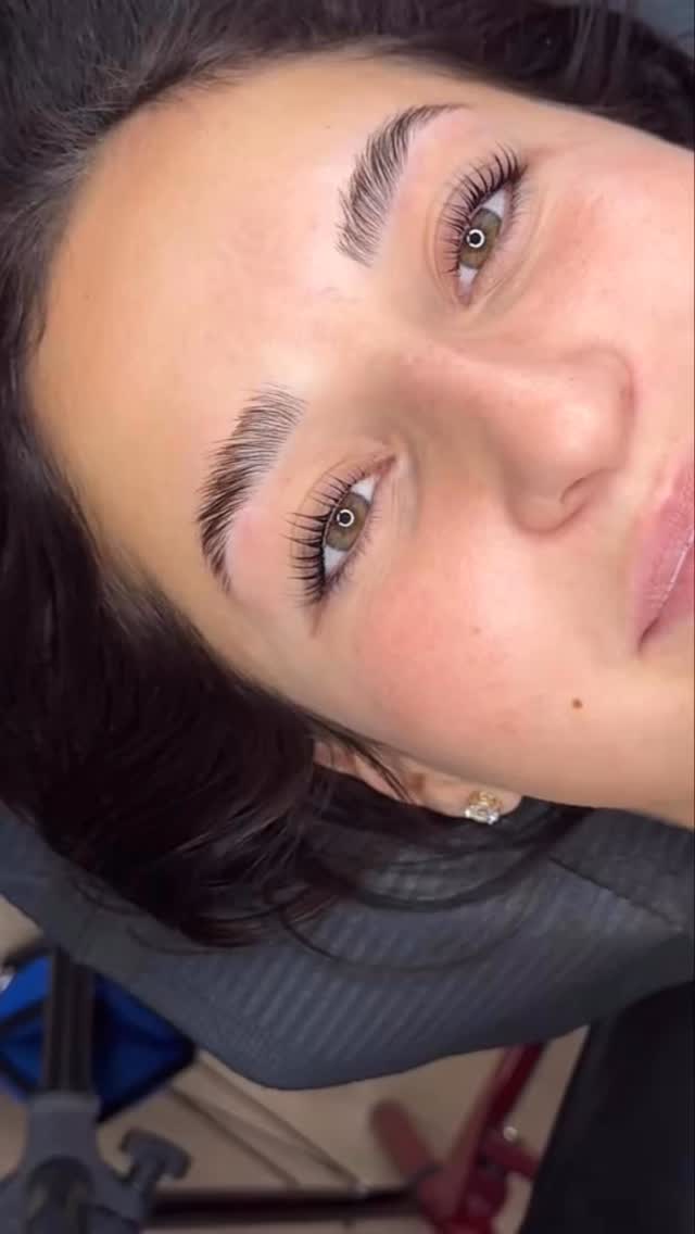 Tu as certainement dรฉjร entendu le terme Lash Lift corรฉen.
Mais sais-tu vraiment ce qui le diffรฉrencie du lash lift traditionnel?
Je tโexplique ๐
Le Lash Lift corรฉen est une technique de rehaussement de cils avancรฉe et spรฉcialisรฉe qui met lโaccent sur lโhydratation, la fortification et la santรฉ du cil naturel.
Contrairement au Lash Lift traditionnel, qui est rรฉaliser avec une solution ร base dโacide thioglycolique et qui est particuliรจrement reconnue pour รชtre un peu plus assรฉchante, le Lash Lift corรฉen est rรฉaliser avec une formule ร base de cystรฉamine, qui est reconnue pour travailler le cil beaucoup plus en douceur.
Contrairement ร la technique traditionnelle, cette solution est appliquรฉ sur lโentiertรฉ du cil naturel, ce qui nous permet dโobtenir une courbure beaucoup plus avantageuse, uniforme et souple.
Lโindustrie de la beautรฉ รฉvolue constammentโฆ et je suis fiรจre de toujours rester ร lโavant-garde des nouvelles techniques pour vous offrir ce quโil y a de mieux sur le marchรฉ.
Si tu as des questions, รฉcris-moi et sinon, on se voit ร ton prochain rendez-vous ๐ค
#lashliftcorรฉen #koreanlashlift #koreanlashliftlaval #lashliftlaval koreanlashlifts