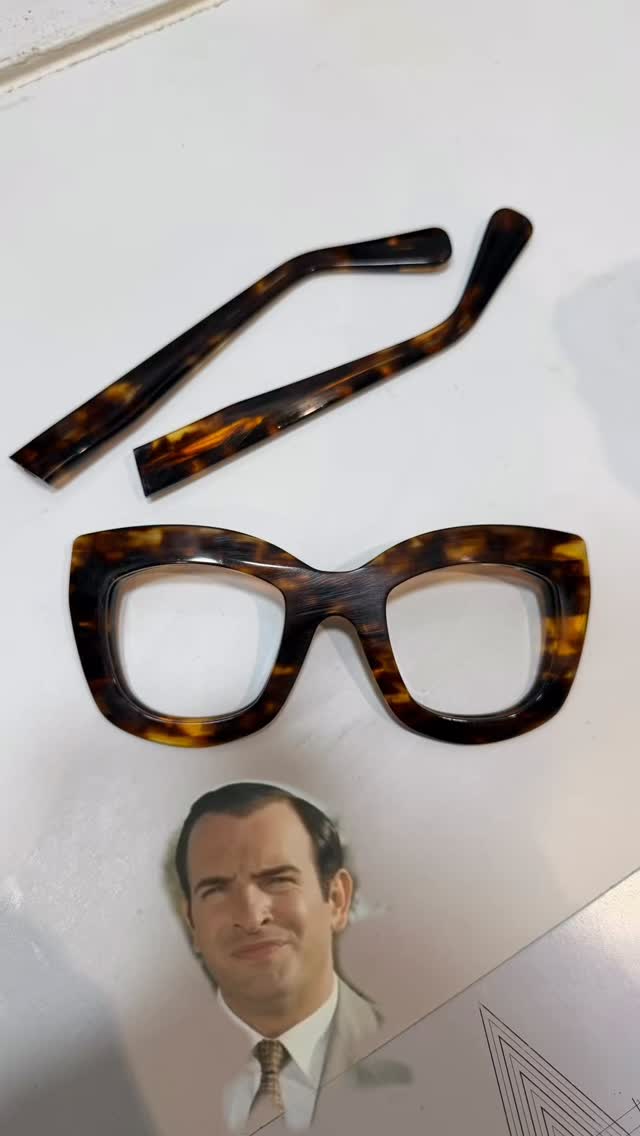 Vous avez une monture que vous aimez mais qui aurait besoin d’un petit coup de neuf ? ✨
Chez Les Belles Mirettes, vous pouvez nous confier vos lunettes pour leur offrir une seconde vie :
🔧 remise à neuf de la monture
👓 changement des verres
🎨 nouveau look si vous en avez envie
Nous nous occupons de vos lunettes avec le plus grand soin… comme si c’étaient les nôtres.
Et ce n’est que le début 👀
Nous sommes très heureux de vous annoncer que Les Belles Mirettes se lance dans la seconde main :
des montures optiques et solaires reconditionnées au magasin, dans une démarche écologique 🌱 et économique 💸.
De belles surprises arrivent très bientôt…
Restez connectés, on vous en dit plus dans les prochains jours 🤫
#opticien #wambrechies #secondevie #lunettesreconditionnées #lesbellesmirettes