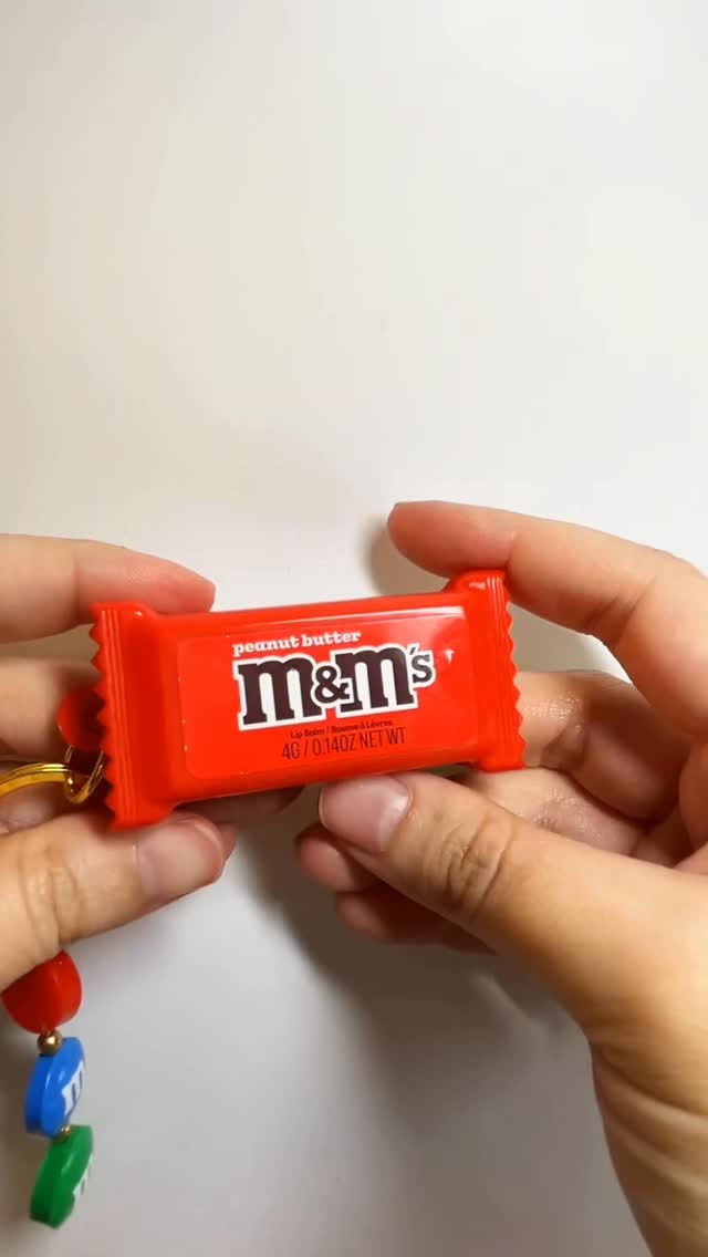 Twist it like the 90s told you to… then swipe for soft lips 💋
#readmylipsgb #lipbalm #cola #lipbalmaddict #bopit #lipgloss