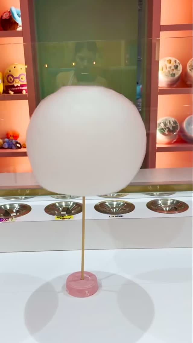 Du monde adorable de @hellokitty … à la magie Fluff’n’Flicks. 🎀
Une création en barbe à papa inspirée de l’icône la plus mignonne de toutes.
Passez nous voir pour la découvrir.
—
From the adorable world of @hellokitty … to Fluff’n’Flicks magic. 🎀
A cotton candy creation inspired by the cutest icon of all.
Come visit us to see it.
#hellokittylover #cottoncandy #barbeapapa #foodart #hellokitty