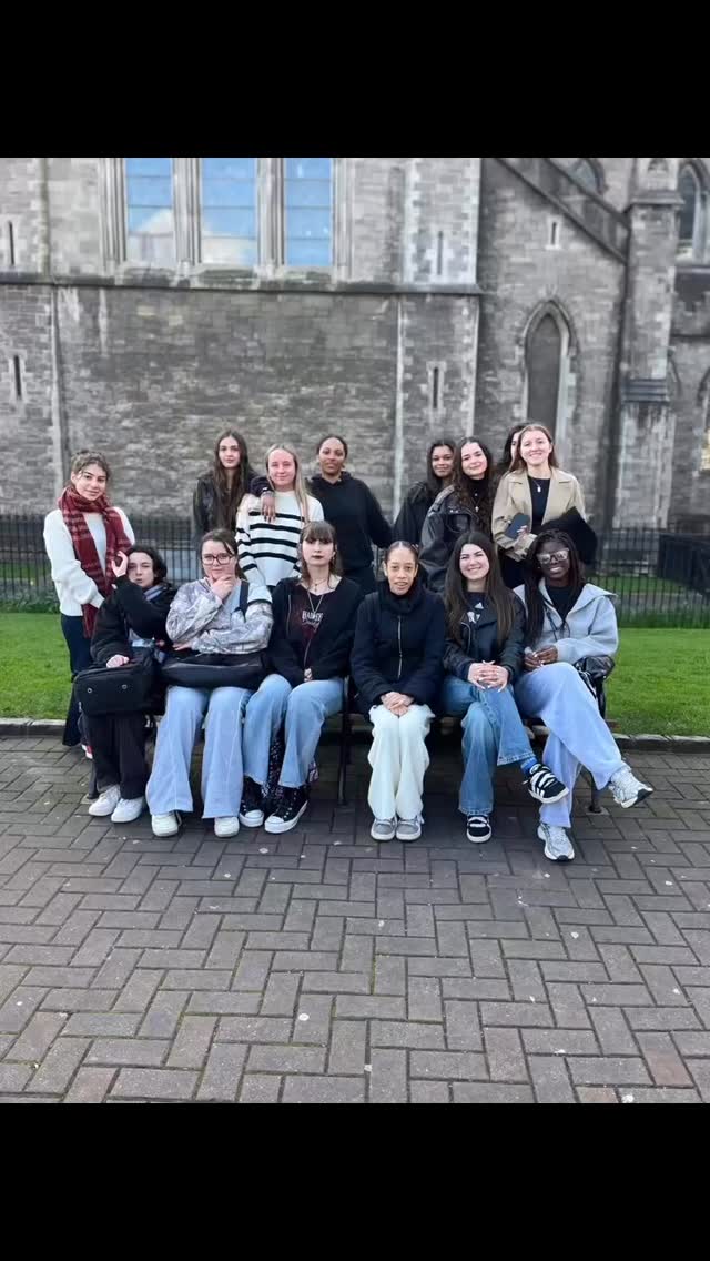 🇮🇪 Bien arrivés à Dublin !!!
Le voyage commence sous un magnifique soleil irlandais ☀️… mais avec un froid de canard qui nous rappelle qu’on est bien au nord 😅❄️
Nos élèves de Terminale classe euro sont au rendez-vous, accompagnés de 5 élèves de Première classe euro, prêts à vivre une expérience européenne enrichissante, entre découvertes culturelles, immersion linguistique et moments inoubliables.
Let’s go Dublin !
@nathaliemaiffret
(Classe européenne Bac pro lycée hôtelier Jeanne et Paul Augier Nice)