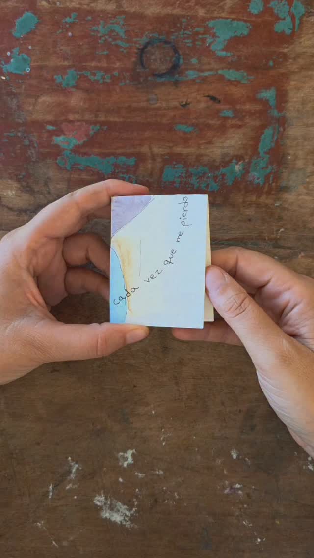 ✨️Cada vez que me pierdo
Vuelvo al corazón
A mis latidos
Al hogar que soy
Vuelvo a mi
Cada vez que me pierdo...
Un fanzine de mensaje en circular. No hay principio. No hay fin. ¿Creamos uno juntos pronto?
🫂
#fanzine #art #mindfulart #watercolor #bienestar