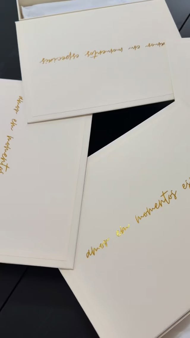 Chocolat Coffee Box ☕🍫🌸
Um presente que encanta antes mesmo de ser aberto.
Nossa Chocolat Coffee Box reúne delicadeza, aroma e sofisticação em cada detalhe:
• Bombom Ferrero Rocher
• Café Baggio Chocolate Trufado
• Pétalas de rosas desidratadas
• Xícara de café boho
• Acabamento com hortênsias desidratadas
• Cartão para uma mensagem especial
Uma experiência pensada para surpreender, emocionar e transformar um simples momento em algo inesquecível.
📦 Encomendas para Tatuí e região
✨ Le Bloom
#lebloom #presentesfinos #presentescriativos #tatuisp #cestaspresentes cafeechocolate presenteespecial presentedeluxo