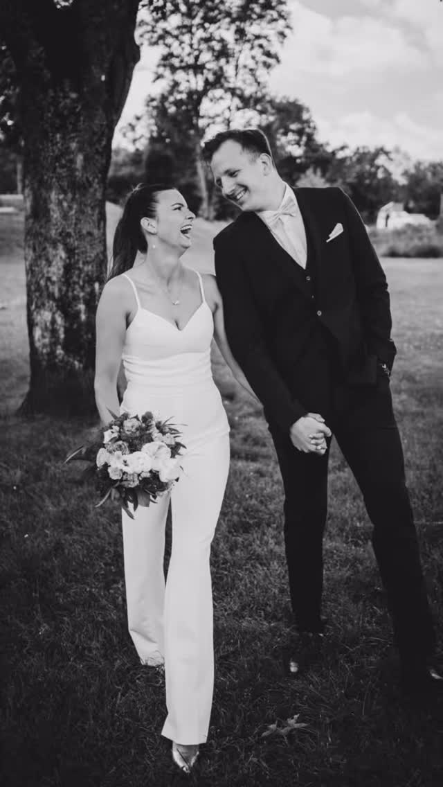 Vergesst alles, was ihr über Brautpaarshootings denkt.
Kein steifes Rumstehen.
Kein „Kinn ein bisschen höher“.
Kein Dauergrinsen.
Wir laufen.
Ihr flüstert euch Quatsch ins Ohr.
Vielleicht dreht ihr euch einmal zu viel und dein Kleid fliegt. Perfekt.
Ich gebe euch kleine Aufgaben, die euch ins Fühlen bringen – nicht ins Funktionieren. 🩷
Und plötzlich lacht ihr so,
wie ihr sonst nur zuhause lacht.
Genau so entstehen authentische Bilder.
Nicht, weil ihr wisst, wie man posiert.
Sondern weil ihr vergesst, dass ich da bin.
#merastudio #hochzeitsfotografie #fotosmitleidenschaft
MERASTUDIO HOCHZEIT FOTOGRAFIE BRAUT