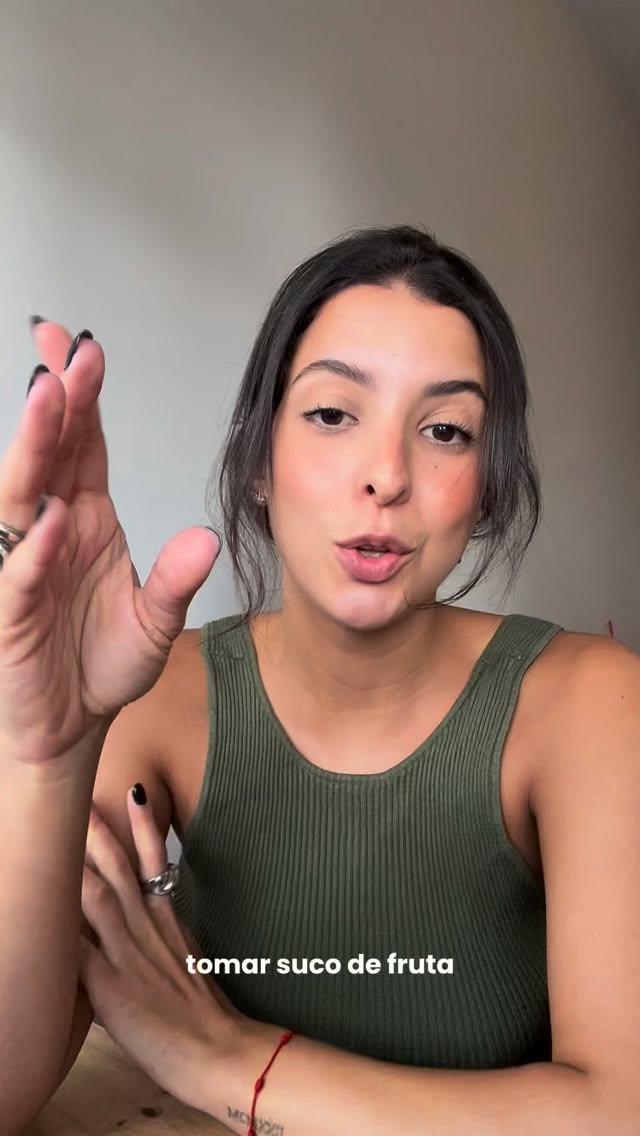 Suco de fruta é saudável… mas não é igual comer a fruta 🍊👀
Quando você faz suco:
👉 usa muito mais fruta do que comeria
👉 perde grande parte das fibras
👉 absorve o açúcar mais rápido
Quando você come a fruta inteira:
✔ mais saciedade
✔ melhor controle da glicose
✔ digestão mais lenta
Suco pode fazer parte da alimentação… mas no dia a dia, não substitui a fruta inteira 😉
#suco #fruta #alimentação #alimentacaosaudavel