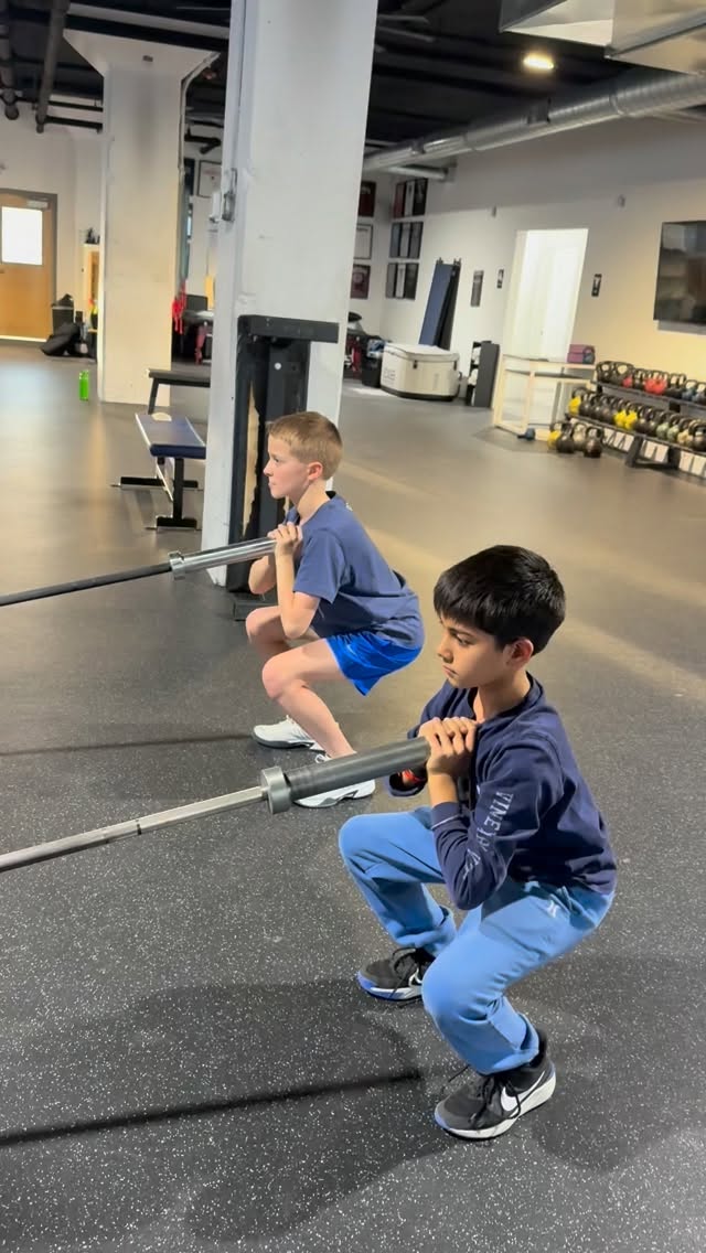Power is built in the details.
Young athletes don’t need more random workouts — they need movement mastery.
Here we’re training patterns that carry over to sport:
• Landmine Squat — controlled descent, explosive drive. Teaching athletes how to produce force from the ground up.• Chin-Up Isometric Hold — owning the top position to build real pulling strength and shoulder integrity.
Strength isn’t just lifting weight.It’s learning how to control your body, produce force, and move with intent.
This is how athletes are built.One rep, one pattern, one standard at a time.
#PipehitterPerformance #AthleteDevelopment #MovementTraining #StrengthTraining #YouthAthletes TrainWithIntent