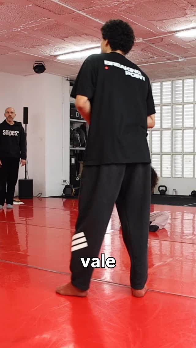 Crear por inspiración está bien…
pero crear con método te da consistencia.
Cuando improvisas sin dirección, a veces aparece algo interesante… y otras veces no.
Pero cuando tienes un método para crear, no dependes del azar.
Tienes una estructura que te guía, te enfoca y te permite ir más allá de lo obvio.
Un método no limita tu creatividad.
La organiza, la entrena y la expande.
Te ayuda a:
✔ Repetir lo que funciona
✔ Variar lo que ya sabes
✔ Profundizar en tus ideas
✔ Resolver bloqueos creativos
Crear es un músculo.
Y como todo músculo, necesita práctica, técnica y dirección.
Si quieres desarrollar un método propio para crear con más claridad, profundidad y libertad, mándame la palabra “Info” por privado y te cuento cómo trabajamos este proceso en el laboratorio.
#CrearConMetodo #ProcesoCreativo #MovimientoConsciente #LaboratorioDeMovimiento#improvisaciónguiada