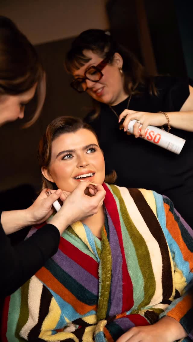 More from the @brits …with @francescaperks
Hair hair and makeup: @klluxebeauty
Pro photos : @bekkycalverphoto
Custom kitten heels: @sonsmall.nys @adidasoriginals
.
.
.
#redcarpetglam #thebrits #britawards #redcarpetmakeup #hairandmakeup