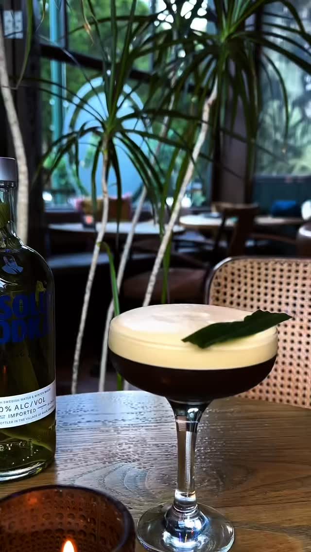 🌴PANDAN JAVA
island style espresso martini with creamy pandan infused @absolutvodka & coconut syrup ✨
~ only at Mango
—
MANGO THAI SOUTHAMPTON, UK
www.mangothai.co.uk
—
#southamptonrestaurants #pandancocktail #thairestaurantuk #cocktailbar #islandcocktails