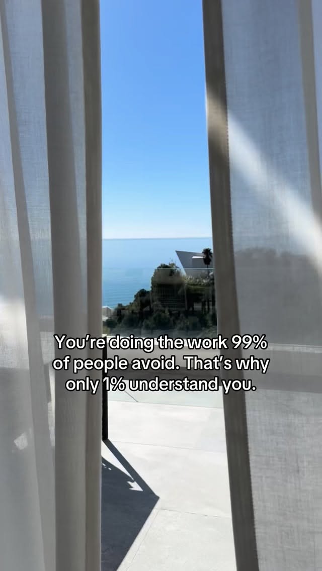 Soms voelt het alsof je een taal spreekt die niet iedereen begrijpt. Omdat je naar binnen kijkt waar anderen liever wegkijken en je vragen stelt waar anderen overheen stappen.
Innerlijk werk is niet altijd zichtbaar, maar het verandert wel alles.
En ja… soms betekent dat ook dat niet iedereen je begrijpt. Maar dat is oké, want jouw mensen zullen dat wél doen. ✨