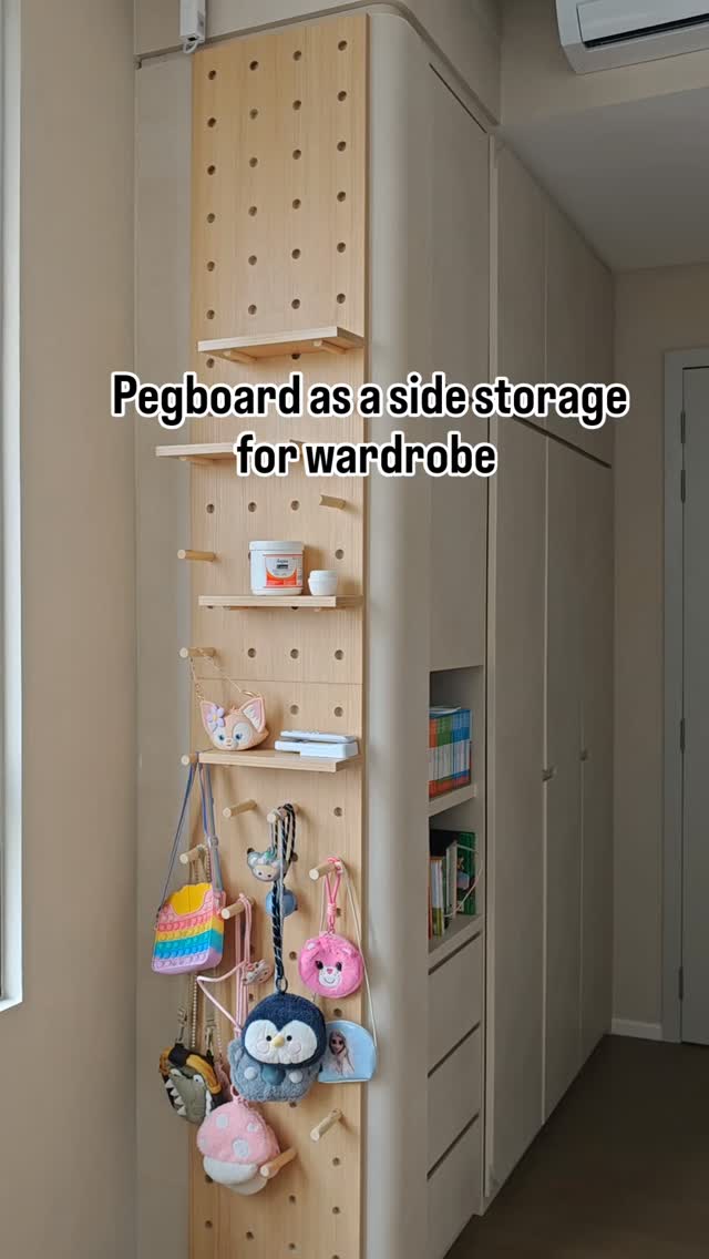 Custom size pegboard used as a side storage for wardrobe.
#interiordesigninspo #interiordesignmalaysia #wardrobegoals #pegboard