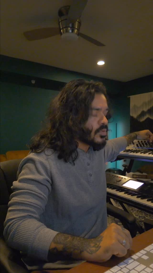 My track “Tenerife” was originally designed to move with your breath.
The synth swells expand and contract to gently guide your inhale and exhale; like ocean tide.
What started as a grounding meditation in Tenerife evolved into an electro-acoustic piece built for stillness.
Take 30 seconds to breathe :)
Out now on all platforms, links in my bio 💙