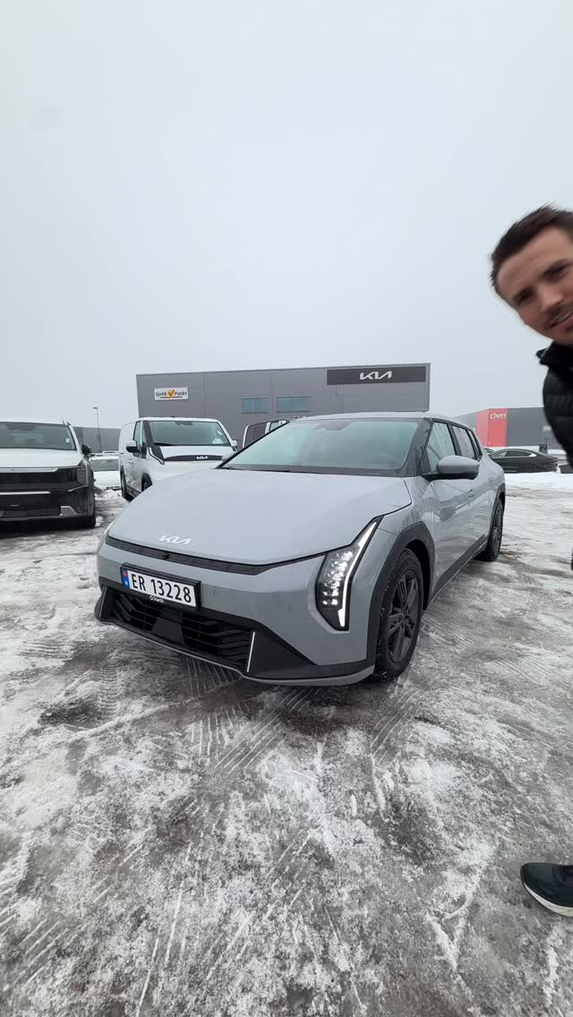 Kia EV4: familiebilen for de fleste 😍
Med en rekkevidde opptil 625 km, bagasjerom på 435 liter og masse komfort, lover Kia EV4 deg masse kjøreglede!
Ta turen opp til oss på Rødmyr for prøvekjøring 😍