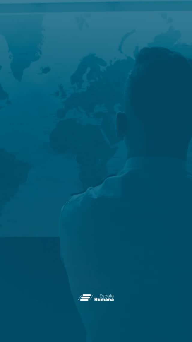 La crisis global nos impacta a nivel emocional: rabia, miedo, incertidumbre, cansancio, desconcierto.
Y esa emocionalidad importa, porque no solo se siente: se TRANSMITE.
Cuando domina la amenaza, la desconfianza o la necesidad de control, los sistemas humanos se cierran y la colaboración se vuelve más difícil.
En tiempos así, sostener relaciones humanas y colaboración es una práctica crítica y consciente 🫱🏻🫲🏽.
Porque lo que mantiene vivos a los sistemas, es la capacidad de coordinarnos, cuidarnos y seguir conversando.
¡Somos seres relacionales!
Te dejamos esta pregunta... ¿Desde qué emoción te estás moviendo?
#crisisglobal #relacioneshumanas