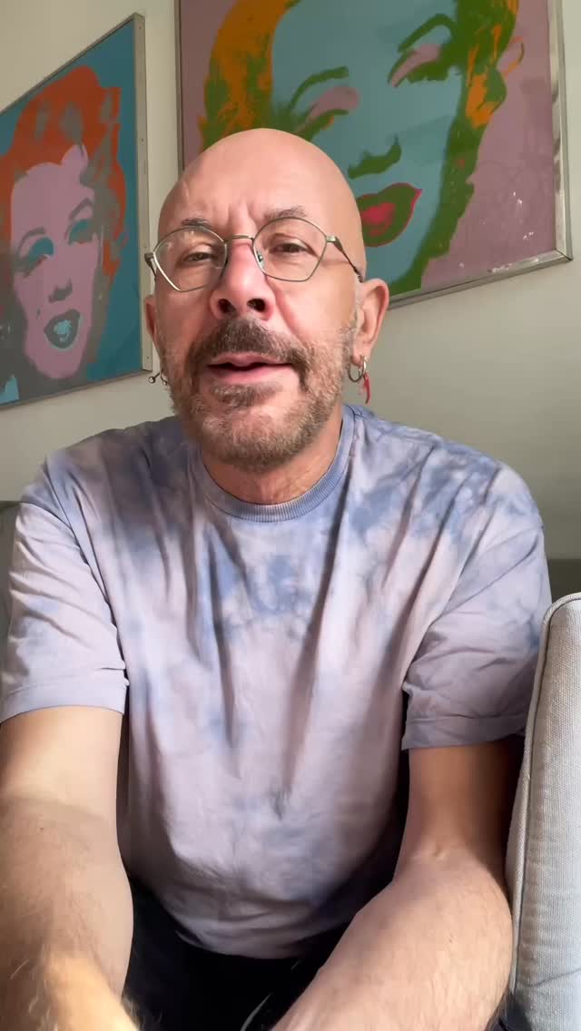 🕯 Respirare nella ferita
Giovedì 12 marzo
20:30 – 22:30
Online su Zoom
Ho ricevuto molti messaggi da persone che hanno attraversato i quaderni: Custodire il Vuoto e Abitare l’Assenza.
Messaggi molto diversi tra loro, eppure con un punto in comune: il sollievo di avere trovato uno spazio in cui poter restare accanto a emozioni che nella vita quotidiana spesso non trovano posto.
La nostra cultura è molto brava a parlare di soluzioni.
Molto meno a insegnarci come stare vicino a ciò che resta fragile.
Negli ultimi mesi ho lavorato su un nuovo quaderno che si chiama Respirare nella ferita. Mentre lo scrivevo è emerso un desiderio molto chiaro: creare un tempo reale in cui questo lavoro potesse essere attraversato insieme, nel corpo e nel respiro.
L’incontro che propongo nasce da qui.
Un tempo lento.
Ascolto.
Domande che aiutano a vedere con più chiarezza dove la ferita vive dentro di noi.
E alla fine un gesto semplice: lasciare un segno su un foglio, con una penna oppure con un pennello e dell’inchiostro. Un modo per dare forma a qualcosa che spesso resta indistinto.
Quando il quaderno sarà pubblicato, tutte le persone che avranno partecipato all’incontro lo riceveranno in dono.
Se senti che questo spazio ti riguarda, trovi le informazioni nel link in bio (il secondo) oppure scrivimi.
Filippo🌸