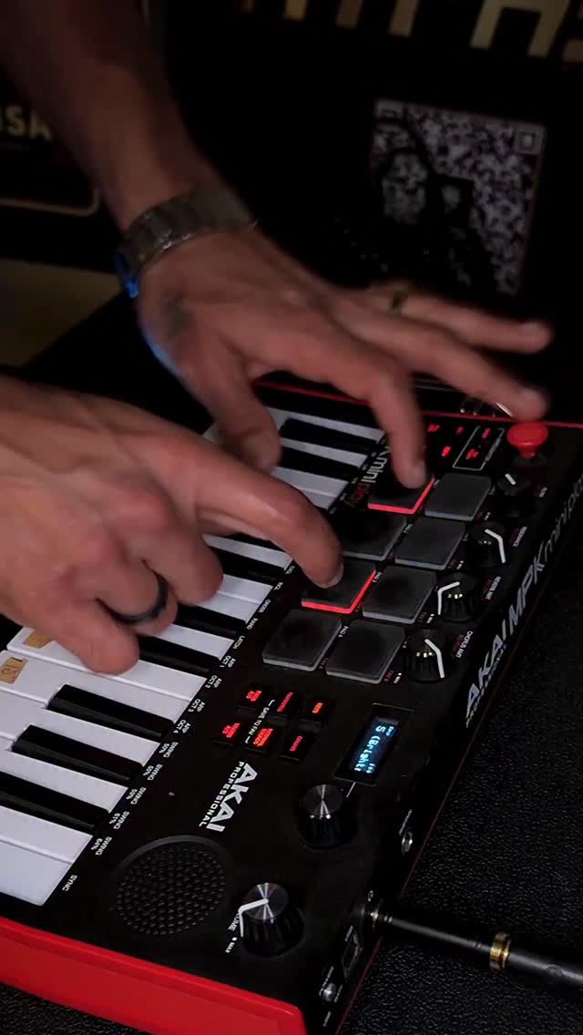 Who can guess this tune?
#hyphenthazhath #onemanband #nostalgicmusic