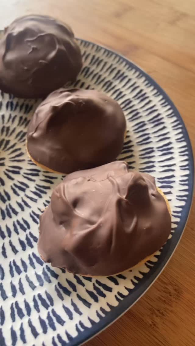 These are a bit of a fun treat to make! Jelly ear mushrooms, dehydrated and soaked in orange cordial (you could use a liqueur for a grown up version), sat on top of mini sponge cakes and topped with melted chocolate!
Even though I’ve made them a few times, they still feel slightly like a bush-tucker trial, even though they taste delicious!
Jelly ear mushroom is Auricularia auricula-judae and are plentiful, found on dead branches (especially elder) and nice and plump because of all the rain! You can find them most of the year round, but might not spot them as they shrivel up.
Have you made these yet? X
#fungi #forage #cornwall #woodland #homemade