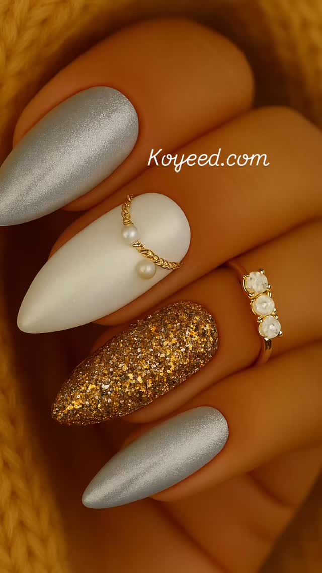 #nailwhitesilverglitter