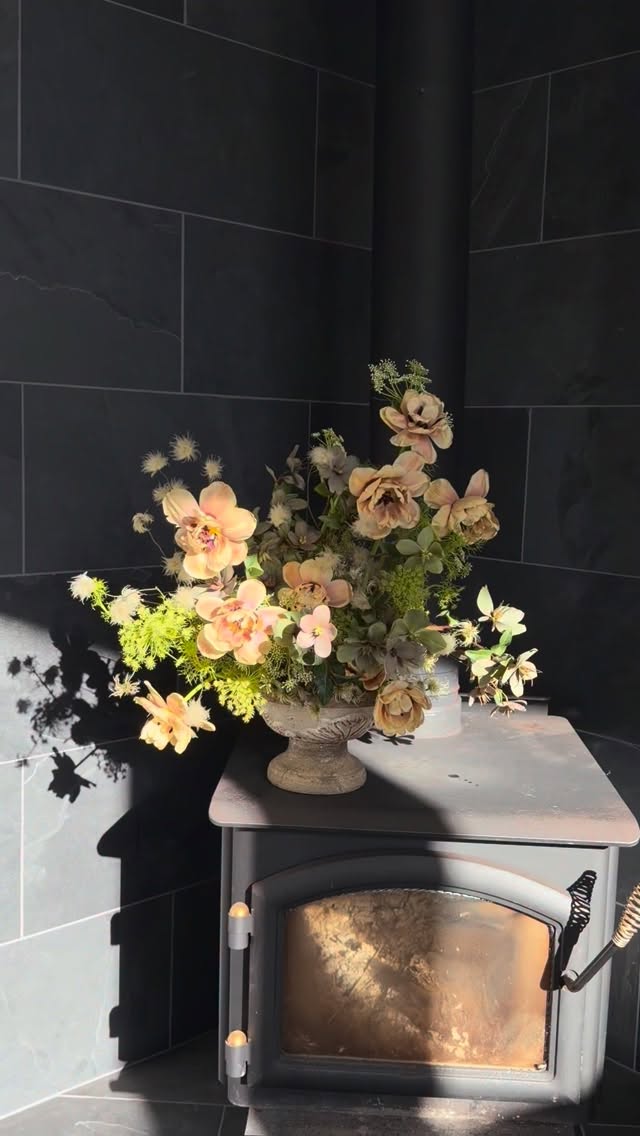 As winter fades… 🖤 Leftover clematis puff, Queen Anne’s lace, & belle époque tulips (all of which I overbought and decided not to use for my Bouquets to Art piece). The gray-green hellebores stopped me in my tracks at @torchionursery yesterday… I wasn’t sure what I would need them for. As it turns out, they were exactly what I needed for this moment of practice & play after a long week of shuffling myself back and forth to the city
