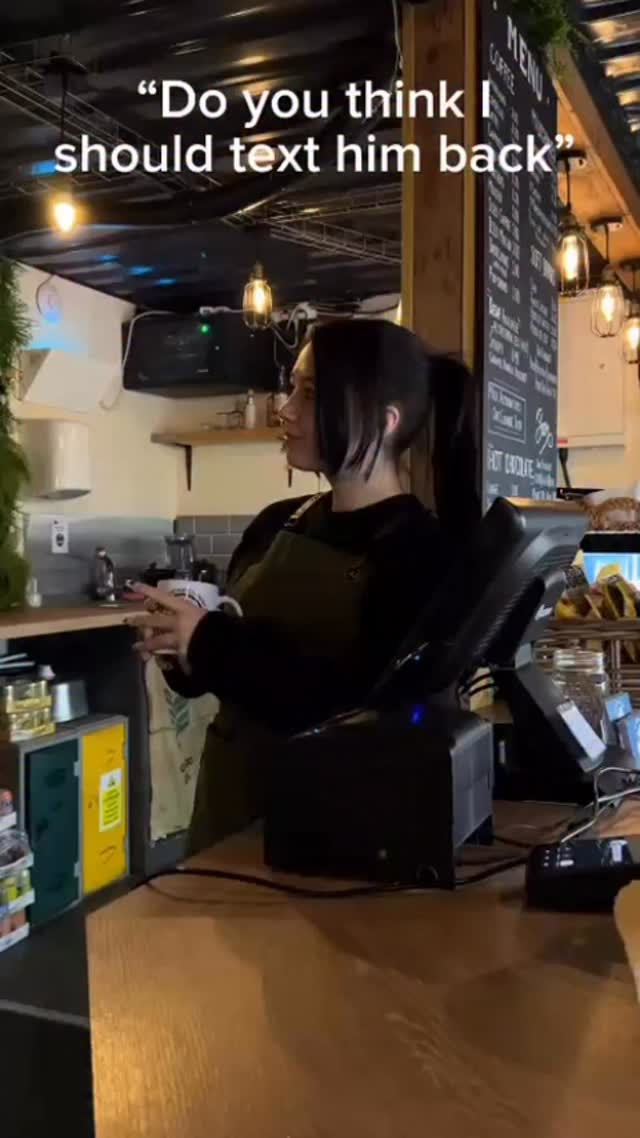 Taking orders and relationship advice at the same time. 💁🏻♀️☕️
#coffeedate #placestovisit #norfolkevents #oldbuckenham #relationshipsadvice
