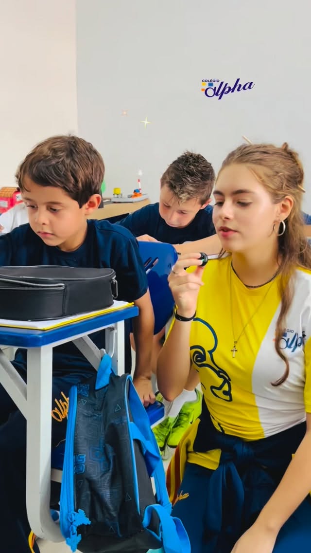 🌟 Sonhos que inspiram, futuros que se encontram!
O Terceiro Ano do Ensino Médio foi conversar com o 3º Ano do Ensino Fundamental para descobrir uma coisa muito importante: qual é a profissão do futuro? 👩⚕️👨💻👩🔬
Entre médicos, veterinários e jogadores, vimos que os pequenos já têm grandes planos! 🚀✨
E o nosso Terceirão também compartilhou seus próprios sonhos e escolhas, mostrando que o tempo passa, mas a vontade de conquistar o mundo continua a mesma! 🎓💭
Um encontro de gerações, de histórias e de sonhos que estão apenas começando… 💙