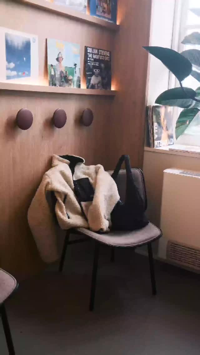 Calling all audiophiles; the vinyl listening room at Sticky Fingers Utrecht is full of retro records ready for some spins. Dare we say, here you can find the best coffee & sonic experience 🤭
Stop by now and realize your DJ dreams!