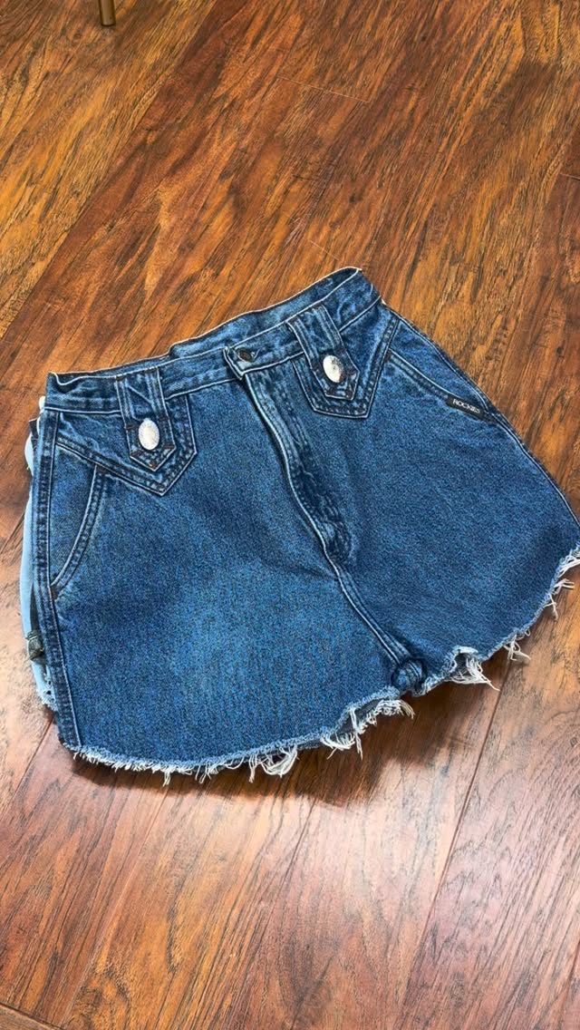 Cut-off season is HERE! 💙 Only the absolute best selection of vintage denim for our absolute best customers! Come through and check out our fresh new cut-off section before the goods are gone✨😉
#timewarpbr #shoplocal #midcitybr #vintagefashion #vintage