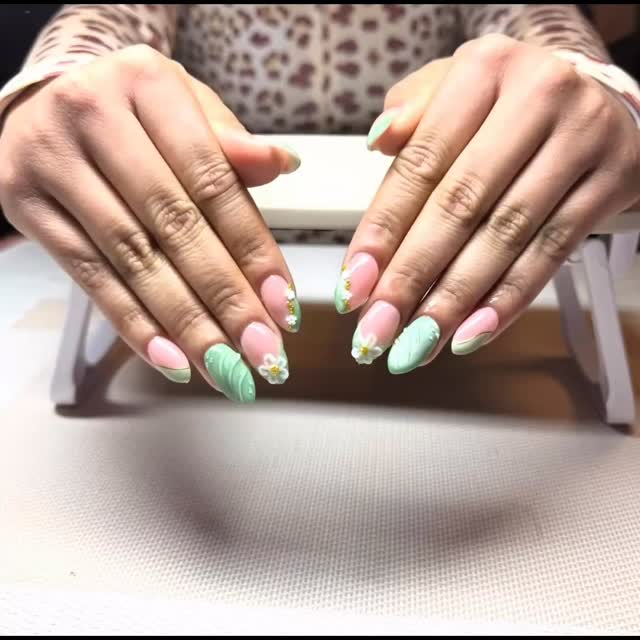 ATTENTION‼️
We have @nailed_by_shanahan in the Studio 😃💅🏻
Books are filling in! Book Now‼️
#ames #amesiowa #amesnails #amesnailtech #iowanailtech