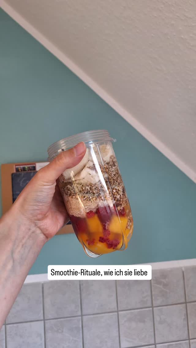 Entzündungsfrei dank Beerenpower und Nährstoffoverflow.
Ich lieb's 😏🫶
Natürlich noch mit anderen Ernährungsmaßnahmen, Detox, Regulation des Nervensystems und Co.
Aber Smoothies sind ein riesen Teil meiner Hashimoto-Health-Routine und ich liebe jede Form davon.
Was ich alles gemacht habe, um meine Schilddrüse in die Remission zu bringen, teile ich mit dir in meinem Onlinekurs.
Entzündungen adé, Schilddrüse freut sich. Und Mensch auch 😉👇
Kommentiere Hashimoto für mehr Infos zum Kurs 😘😘
Ich glaube an die Selbstheilungskraft des Körpers.
Du auch?
#hashimoto #schilddrüsengesundheit #hormonbalance #antientzündlicheernährung #gesundeernährung #feelgoodfood #ganzheitlichgesund