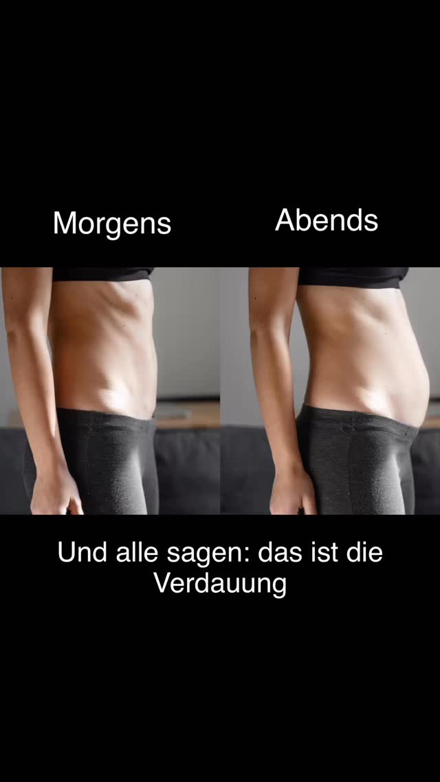 Viele Frauen kennen dieses Gefühl:
Morgens ist der Bauch flach, du denkst dir, beim Blick in den Spiegel: „gar nicht so übel ❤️🔥“
Und über den Tag verändert sich etwas. Der Bauch wird runder, steht vor, spannt, schmerzt vielleicht und ist druckempfindlich. In manchen Fällen sogar schon nach dem Aufstehen und dem ersten Glas Wasser.
Der erste Gedanke ist fast immer:
Die Verdauung.
Aber in meiner Arbeit sehe ich oft etwas anderes.
Wenn Atmung, Bauchmuskulatur und Beckenboden nicht optimal zusammenarbeiten, verändert sich das Druckmanagement im Bauchraum. Der Bauch hält Druck.
Statt ihn zu regulieren.
Gerade bei Rektusdiastase kann das dazu führen,
dass der Bauch sich im Laufe des Tages sichtbar verändert.
Nicht weil du „zu viel gegessen“ hast. Sondern weil dein System überlastet arbeitet.
Das wichtigste, was verstanden werden muss:
Bei einer Rektusdiastase haben deine Bauchmuskeln ein Problem, sie sind NICHT DAS Problem. Denn die Sehne zwischen den Bauchmuskeln ist überdehnt, weich und schwach, deswegen wandern die Muskeln auseinander. Dahinter liegen deine Organe und nehme sich den Raum de sie bekommen über den Tag. Sie gehen den Weg des geringsten Widerstands. Über Tag füllst sich Magen und Darm mit Nahrung und Flüssigkeit und die Belastung, durchs Tragen, Heben, Gehen nimmt zu. Stell dir vor die Sehne zwischen den Bauchmuskeln ist so dünn, wie eine Frischhaltefolie.
Deshalb reicht es oft nicht, nur Ernährung oder Training anzuschauen, denn es ist ein Problem des Bindegewebes.
Die Lösung liegt häufig in der Zusammenarbeit von:
• Atmung
• Tiefenmuskulatur
• Faszien
• Körperhaltung
• Nervensystem
🤍 Folge mir, wenn du verstehen willst,was wirklich hinter deinem Blähbauch stecken kann und du vor allem den nächsten Beitrag nicht verpassen willst. Dort erklären wir dir, wieso deine Magenbeschwerden, evt gar kein Reizdarm oder eine Unverträglichkeit ist. Du hast Verstopfungen? Mehr dazu im nächsten Beitrag.