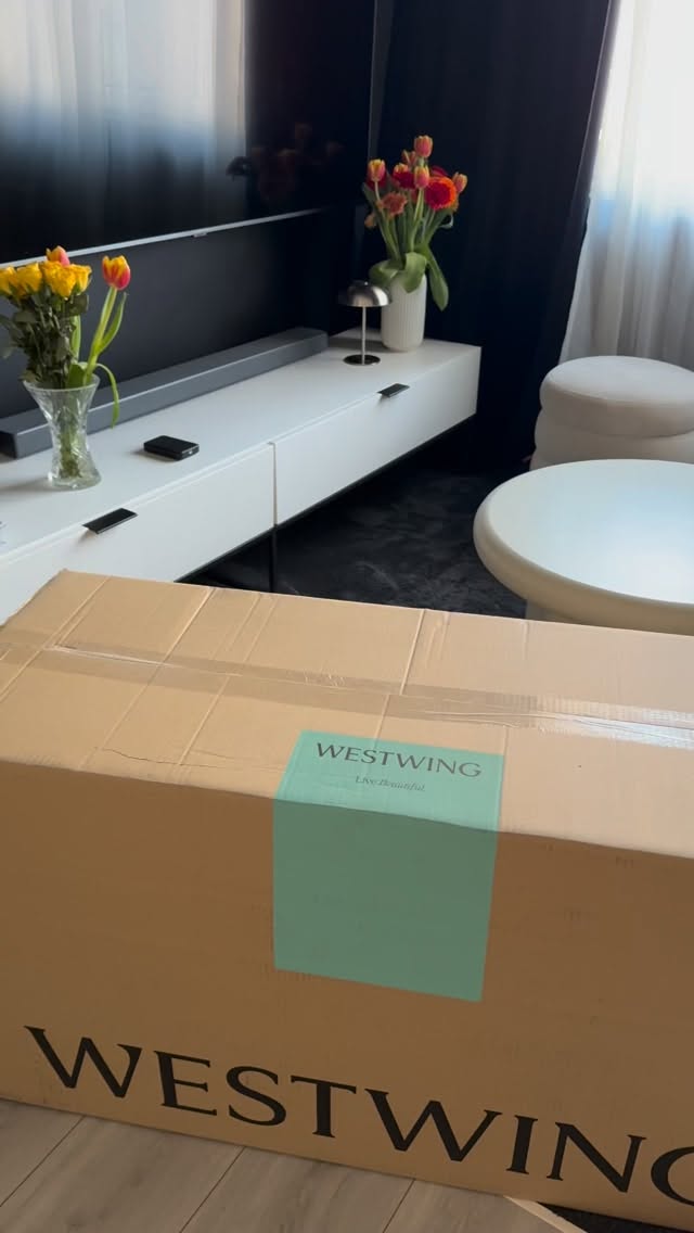 Jutro moje urodziny i z tej okazji sprawiłam sobie designerski prezent 🖤 kto nie marzy o tych ikonach designu?
Tomorrow’s my birthday and for that occasion I bought myself stylish gift 🖤 who doesn’t dream about these design icons?
#asmr #interiordecor #projektantwnetrz #wnętrze #projektwnetrz