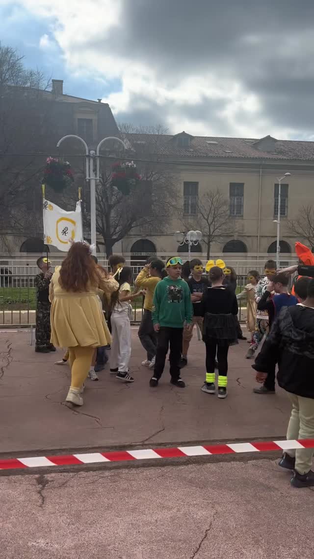 🎭✨ Carnaval des enfants – Ville de Toulon ✨🎭
La semaine dernière, l’équipe M Glisse a eu le plaisir de participer au Carnaval des enfants de la Ville de Toulon, sur la magnifique place d’Armes 🎉
Nos riders ont proposé une démonstration freestyle devant les enfants des centres de loisirs de la ville. Roller, trottinette, skateboard et parcours étaient au rendez-vous dans une ambiance festive, colorée et pleine d’énergie 🤸♂️🔥
Voir les yeux des enfants briller devant les figures, les sauts et l’engagement de nos riders… c’est exactement pour ça qu’on fait tout ça. Transmettre la passion, inspirer, montrer que la glisse est un terrain d’expression libre et créatif.
Un immense merci à la @villedetoulon , à Madame le Maire @joseemassi , ainsi qu’à toute l’équipe du service jeunesse pour leur confiance renouvelée.
La glisse était là, le sourire aussi. Et ça, c’est déjà une victoire 💫
🎥 @geoffrey.glle
#MGlisse #Toulon #CarnavalDesEnfants #RollerFreestyle