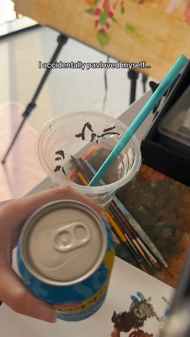 I once survived 9 hours of painting at a wedding with no food, no water, just one cup of lemonade 😂
#liveweddingpainter