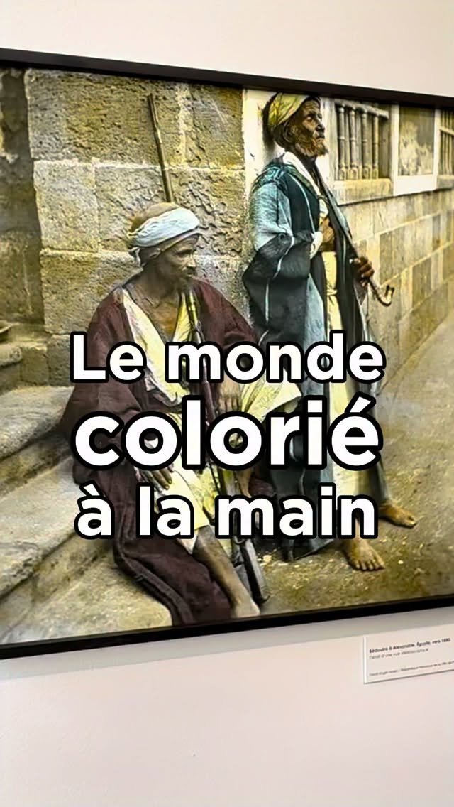 Du 26 février au 5 juin 2026, on peut voir à la Galerie Roger-Viollet une exposition gratuite au titre évocateur : Le monde colorié à la main. On y découvre des photographies du XIXe siècle réalisées par le studio Léon & Lévy. Pour la première fois, 66 tirages contemporains, issus de plaques de verre anciennes, sont présentés au public. Après l’invention de la photographie en 1826, des ingénieurs mettent alors au point les vues stéréoscopiques sur verre : un procédé qui donne une impression de relief.
Les photographes du studio voyagent dans le monde entier pour capturer des monuments célèbres et des scènes locales grâce à ce procédé. Mais à cette époque, un élément manque encore : la couleur. À l’aide de pinceaux très fins et d’aquarelle, des artisants peignent directement sur les plaques de verre. Ciel bleu, vêtements éclatants, détails d’architecture… Une réalité photographique mêlée à l’imagination des coloristes à découvrir actuellement à la Galerie Roger Viollet.
——————-
📍Galerie Roger Viollet
6, rue de Seine - Paris 6
Du mardi au samedi de 11h00 à 19h
#saintgermaindespres #galerieparis #bonnesadressesparis #baladeparisienne