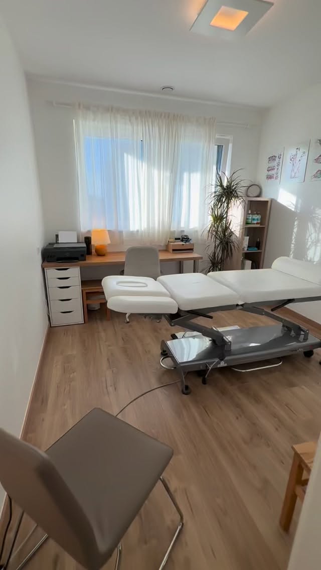 Bienvenue au cabinet de kinésithérapie Gillet Kevin à Bissen
Je vous ouvre les portes du cabinet pour vous présenter l’espace de prise en charge, la salle d’exercices complémentaire et l’environnement dans lequel je vous accompagne chaque jour.
Chaque séance dure de 30 à 50 minutes, avec un bilan précis, un plan de traitement personnalisé et des exercices adaptés à vos objectifs.
Sport, douleurs articulaires, tendinopathies, rééducation ou prévention : l’objectif est toujours le même, comprendre la cause et vous faire progresser durablement.
2 An der Bléi 7796 Bissen
+352 691 308 703
kinesitherapeute.gillet.kevin@gmail.com
Prise de rendez-vous par téléphone ou message
#kinesitherapie #bissen #luxembourg #reeducation #kine