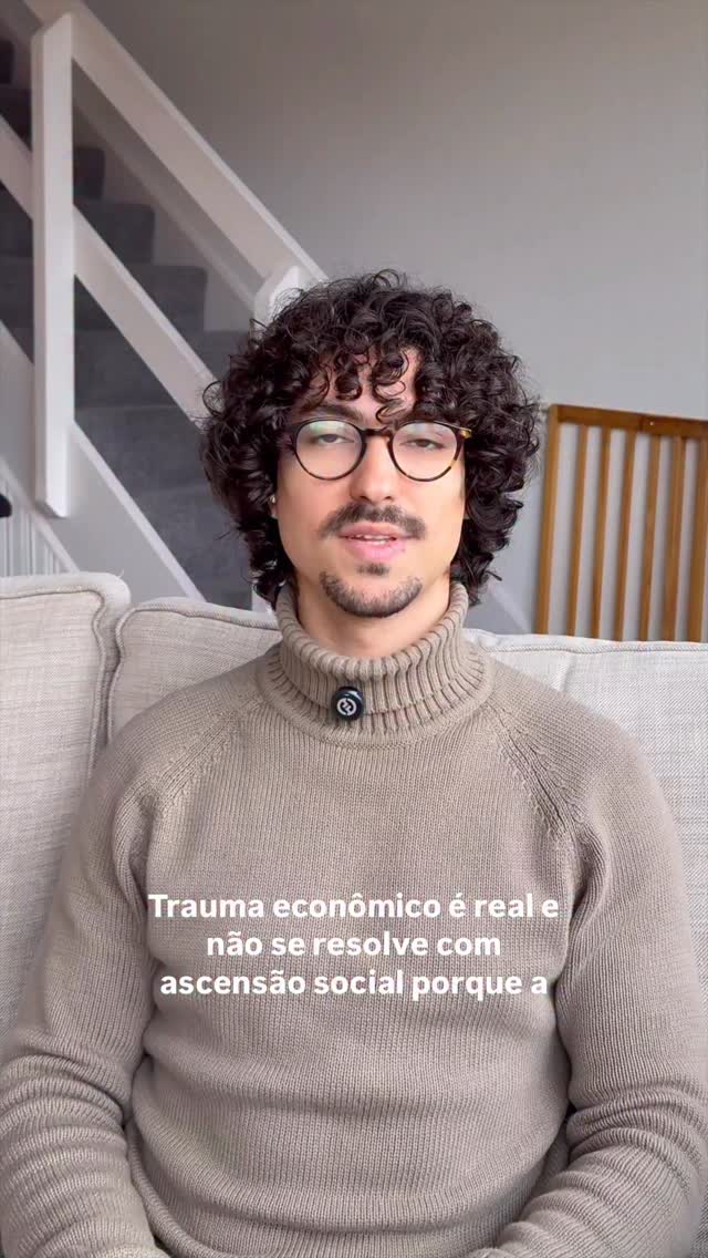 Trauma econômico, ou trauma da pobreza, designa uma inscrição psíquica produzida pela experiência prolongada de escassez material, insegurança e exposição à falta. Trata-se de uma marca estrutural que organiza a relação do sujeito com o dinheiro, com o tempo e com o próprio desejo. A pobreza, quando vivida como ameaça concreta à sobrevivência e à dignidade, fixa no corpo e na linguagem um regime de alerta contínuo.
Essa inscrição não se dissolve com a melhoria objetiva das condições financeiras. A ascensão social altera a realidade externa. A economia psíquica pode permanecer regulada pela lógica da urgência. O sujeito passa a operar sob primazia da necessidade imediata, com dificuldade de sustentar projetos de longo prazo, tolerar espera e confiar na estabilidade conquistada.
A repetição surge como tentativa de domínio da angústia. Gastos impulsivos, autossabotagem financeira e incapacidade de acumulação funcionam como descargas de tensão. O medo da queda estrutura decisões, vínculos e escolhas profissionais. O dinheiro deixa de ser apenas meio de troca. Ele se torna operador simbólico de segurança, pertencimento e valor pessoal.
#traumaeconomica #traumafinanceiro #traumadapobreza #neurosedeclasse #psicanalise