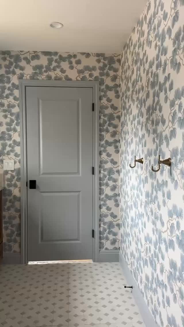Soft, serene, and full of charm 🤍
This bathroom proves that wallpaper can completely transform a space. Would you go bold with wallpaper in your bathroom?
#SamanthaKateInteriorDesign #wallpaperideas #bathroominspo #austinhomes #interiordesignersofaustin