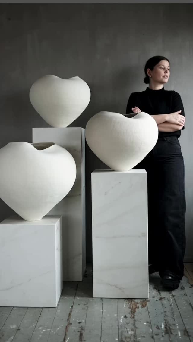 Emelie Abrahamsson (mliceramic) excelle dans l’art du modelage par sa maîtrise exceptionnelle des textures et des volumes. Cette céramiste suédoise fait chanter la terre par des gestes précis qui transforment chaque pièce en œuvre vivante et organique.
Dans ce stage de modelage les 12 ou 13 septembre 2026, à l’atelier céramique À tour de bras, découvrez sa technique unique : un modelage libre et sensoriel où la main dialogue avec la matière pour créer des formes à la fois délicates et puissantes.
@atour2bras
@mliceramics
#atelierceramique
#atelierpoterie
#parisceramics
#céramique