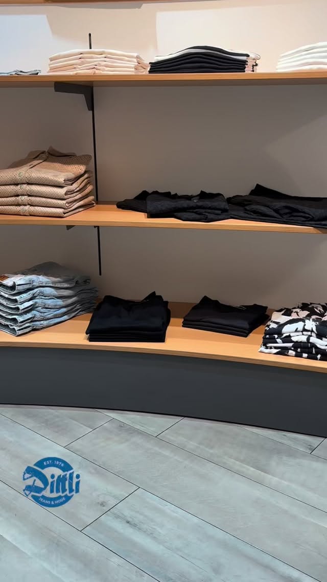 Denim für jeden Style 👖✨
Egal ob lässig, figurbetont oder super bequem wir haben die perfekte Jeans für dich!
Von Skinny über Regularfit bis Wide Leg, entdecke unsere verschiedenen Passformen und finde deinen neuen Lieblingsfit.
Jeder Körper ist einzigartig. Und genau so sollte auch deine Jeans sein. 💙
Welche Passform ist dein Go-to? 👇
#dittlijeans #chur #altstadt #jeansStyle #perfectfit