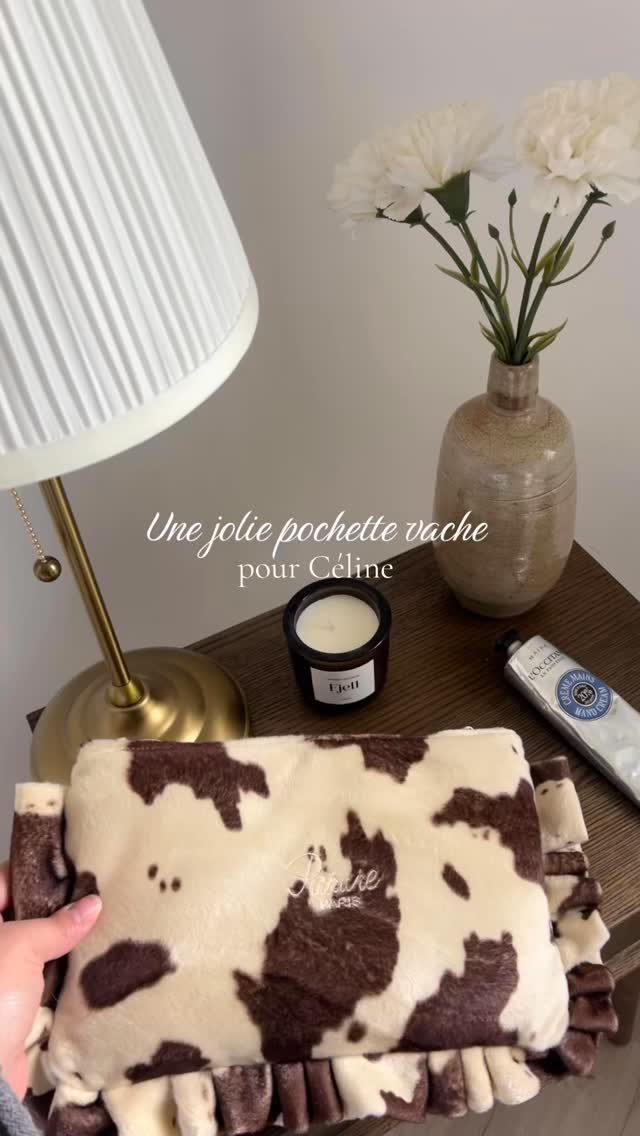 L’une de mes fav (et la vôtre aussi) la pochette froufrou vache toute douce ! Toujours dispo sur le site et expédiée en 24h 🥰 #vache #fashion #couture #parisfashion