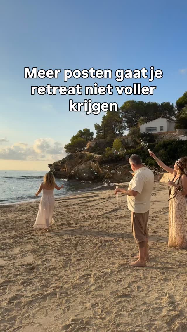Meer posten gaat je retreat niet voller krijgen.
En nee, ook niet ‘nog even een advertentie’.
Dit hoor en zie ik zó vaak:
– “Ik wil meer retreatplekken verkopen.”
– “Ik wil graag de zakelijke markt in.”
– “Ik wil eigenlijk gewoon ingehuurd worden om een retreat te hosten, zonder marketingstress.”
En ergens snap ik dat verlangen. Je wilt doen waar je goed in bent, faciliteren, dragen, begeleiden.
Maar hier gaat het vaak mis.
Een retreat is géén losse sessie.
Geen yogales. Geen workshop.
Het is een hoog-commitment aanbod.
Dat vraagt iets anders van je zichtbaarheid.
Ik heb een klant gehad met meer dan 30.000 volgers.
Haar retreat kreeg ze niet vol, niet omdat ze niet zichtbaar was, maar omdat haar zichtbaarheid niet aansloot op het aanbod.
Een retreat is geen marketingtruc.
Het is een verdieping van wat je al doet en dus begint het bijna altijd bij je warme netwerk.
Mensen die je kennen, je vertrouwen en je werk al hebben ervaren.
Zichtbaarheid gaat hier niet over harder roepen.
Maar over helder zijn:
– voor wie dit retreat is
– waarom dit anders is
– en waarom jij degene bent die dit draagt
En ja, dat vraagt verantwoordelijkheid, net als elk ander bedrijfsonderdeel. Wat mij betreft mogen we retreats organiseren wat serieuzer nemen en ook als bedrijf zien.
P.S. video van het Connect retreat vorig jaar met @the.hues.of.my.art die even achter de camera vandaan kwam 😉