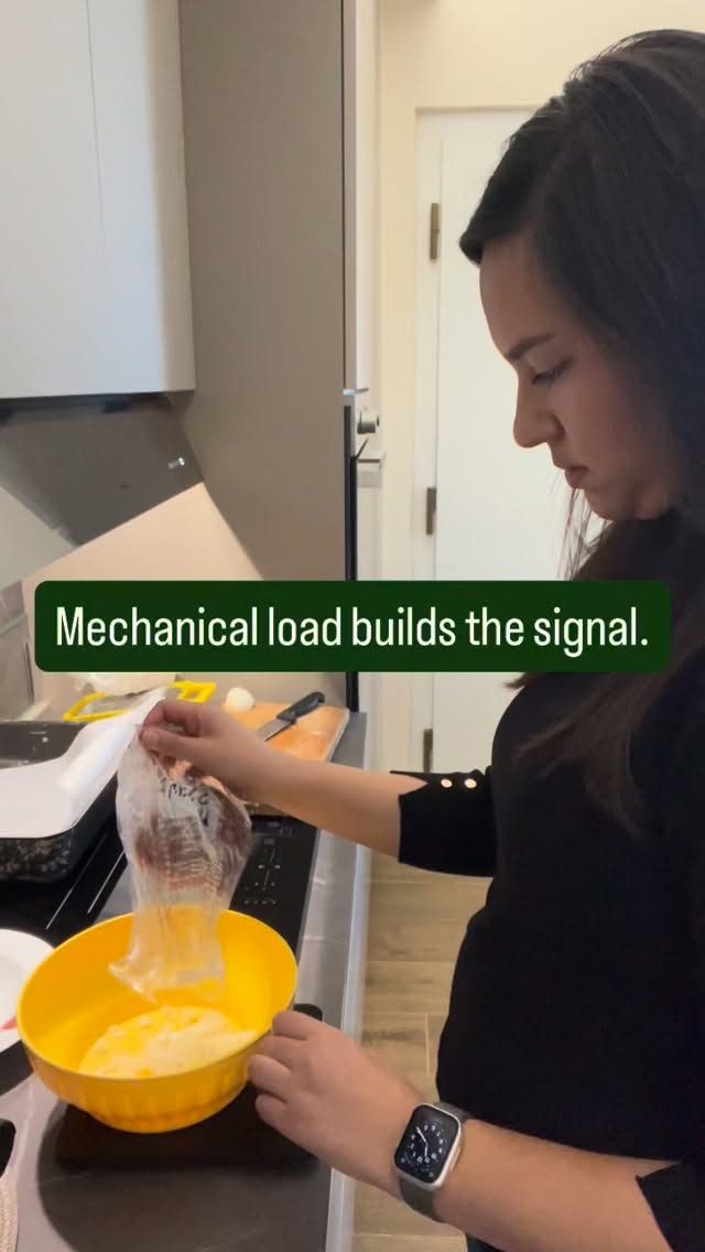 Strength gains don’t come from training alone.
Mechanical load provides the stimulus.
But adaptation requires substrate 🧬
Protein, energy availability, and recovery determine whether the body actually rebuilds muscle and connective tissue 💪
When patients are under-fueling during weight loss or recovery, progress can stall — even with excellent programming.
Rehab and nutrition aren’t separate systems.
They’re interdependent 🤝